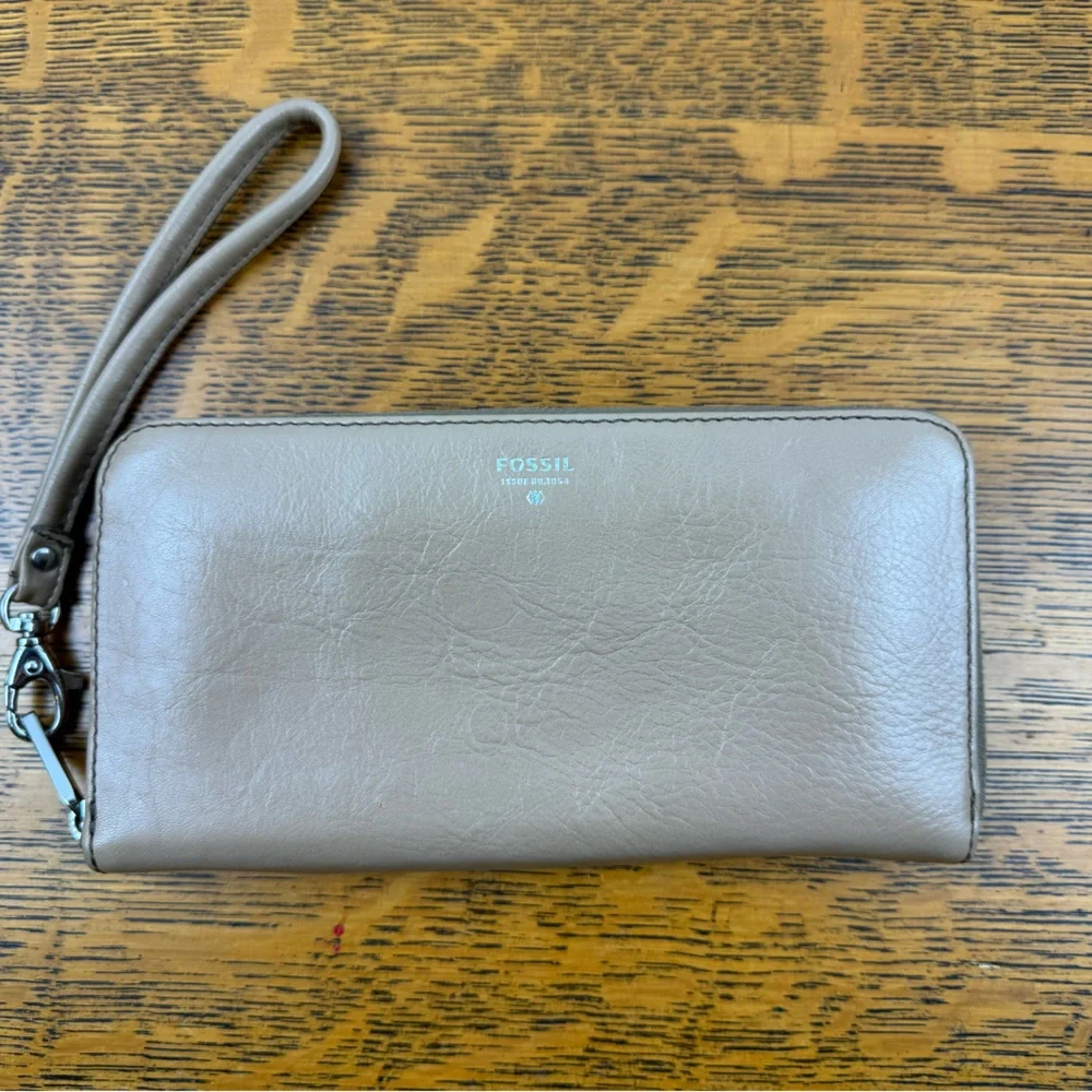 Fossil Beige Zippered Bifold Leather Wallet Wristlet‎ Clutch